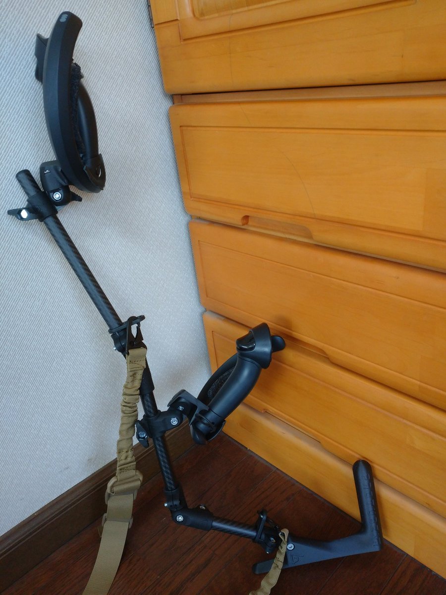 tottemoaoituki's tweet photo. PROTUBEの全貌
フォアのコントローラーは遊びを作ってあって少し力を入れると動くよ！
フォアのコントローラーの角度と両コントローラーの位置調整の部分にはトグルが付いててトルクレンチが無くても調整可能です！
その他には棒の所に2箇所の関節とストックの角度調整があります！
他のに比べて多い！ https://t.co/fRtq4i5W1M