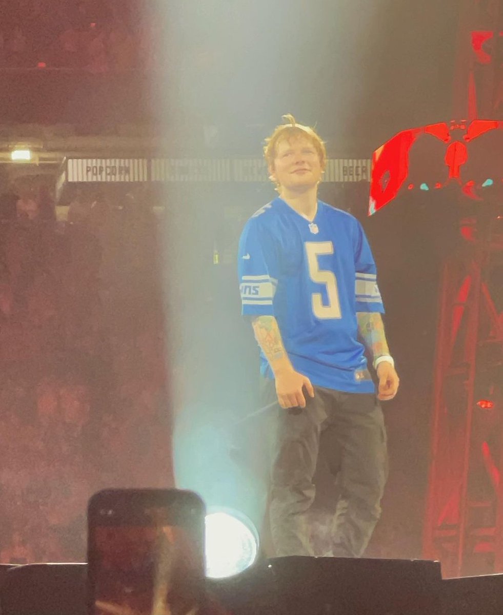 Ed Sheeran is such a stan..

Ed Sheeran wore Detroit Lions's jersey with Eminem's name on it later in his concert https://t.co/4HYOfr9mLh