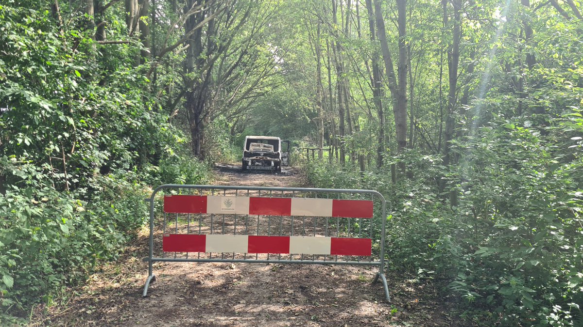 GervanderWijst's tweet photo. Op de Hagendoornweg (grens @Gem_Beekdaelen @Gem_Brunssum ) is vannacht een uitgebrand busje met vml #drugsafval aangetroffen. Specialisten van @GeoniusEU zijn ingeschakeld om de zaak op te ruimen. https://t.co/D1VrmlTc6Z