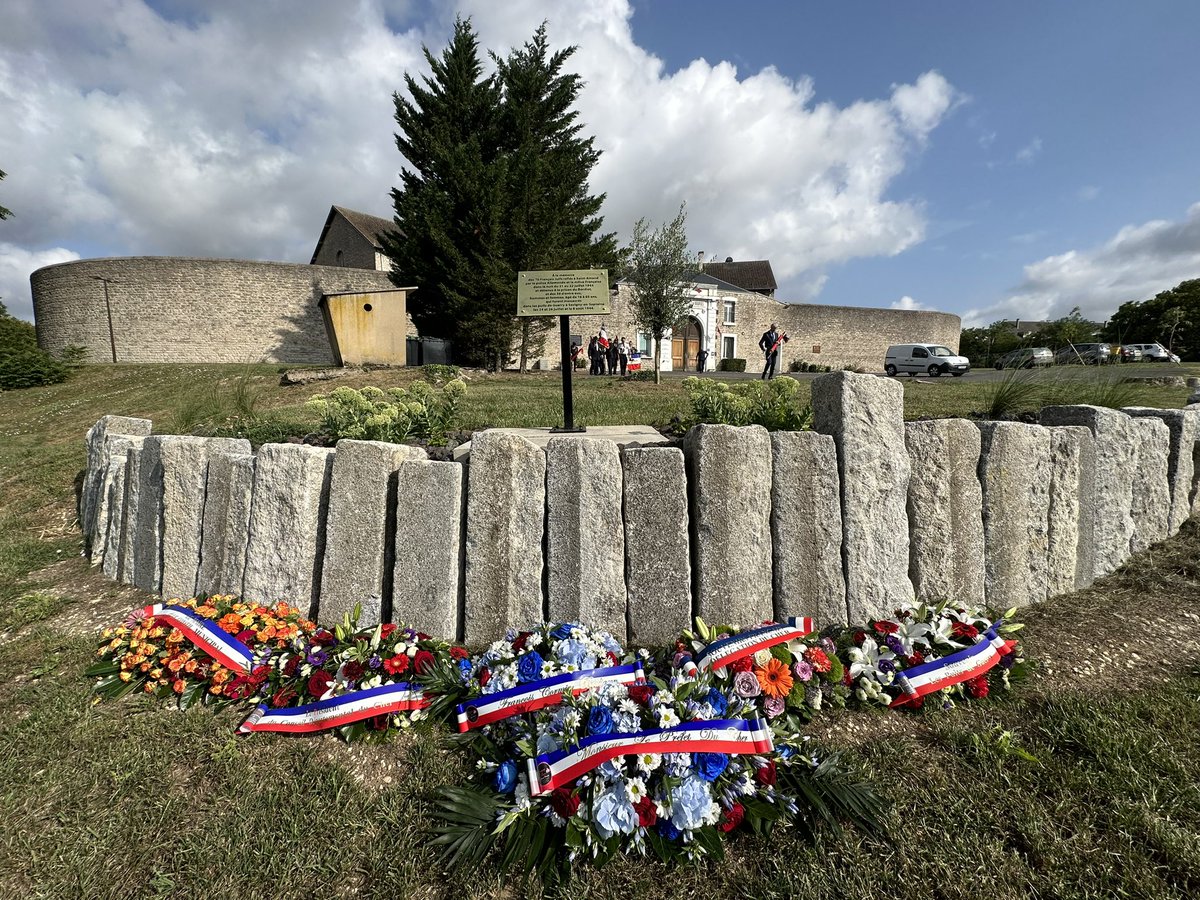 🇫🇷 Participation ce dimanche matin au Bordiot à #Bourges à la cérémonie en mémoire des victimes des crimes racistes et antisémites de l’Etat français et des nazis et d’hommage aux Justes de France. 

#France #République #DevoirDeMémoire #Circo1801 #DéputéEngagé #VeldHiv