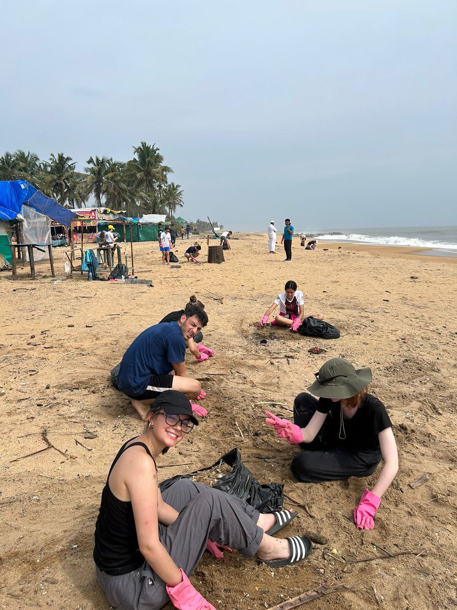 A French student Un Autre Monde led association collaborated with the @indianstucom @dhruv_jatti in a mission to clean marine debris & plastic waste of Mangaluru's Ullal beach. The students have collected over 2,000 kg of plastic in a short span of 6days.(2) #OceanSustainability