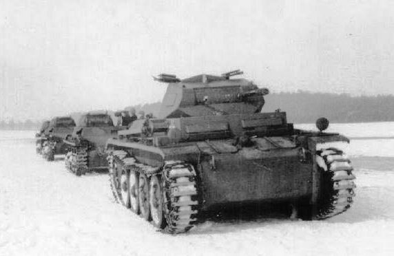 Postmanden1's tweet photo. #PanzerII leading a column of #PanzerI https://t.co/vA8V6JtehH