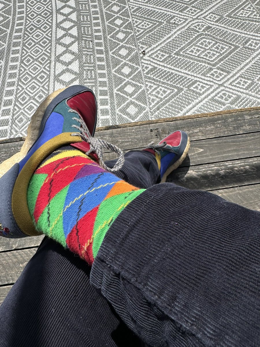Hoodie1973's tweet image. Cheeky little chilling in garden 
#socksoutsunday
@SockCouncil