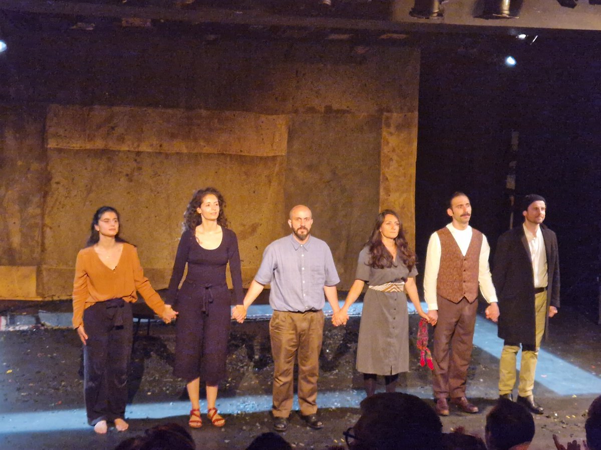 "4211 km" #AilaNavidi  #CompagnieNouveauJour : une magnifique épopée géographique et temporelle qui interroge sur l'appartenance culturelle et le désir de liberté à travers l'histoire d'une famille de réfugiés politiques iraniens <a href="/11_avignon/">11Avignon</a> @festOffAvignon