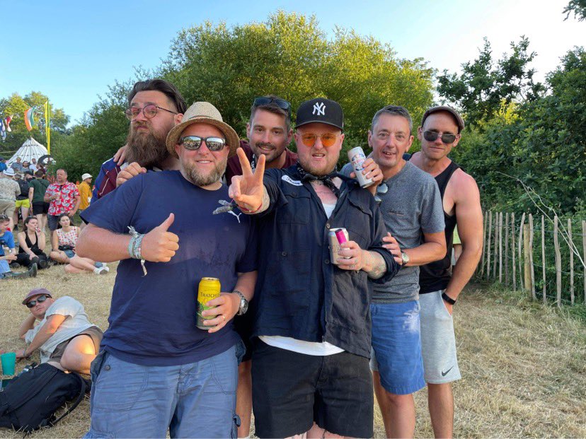 @SundayBrunchC4 @LotteryWinners Met the guys after there strummerville set at Glasto. Not just a great band but nice guys too. Seems you can only meet them two at a time 🤣 #lotterywinners