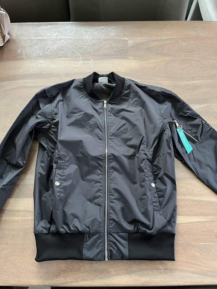 BeShenTV's tweet photo. Un énorme merci à @N26FR pour ce magnifique cadeau 🫶🏼✨
En mode agent de sécurité 😎 #iN26 #simplysecure https://t.co/mQHYxsLWC8