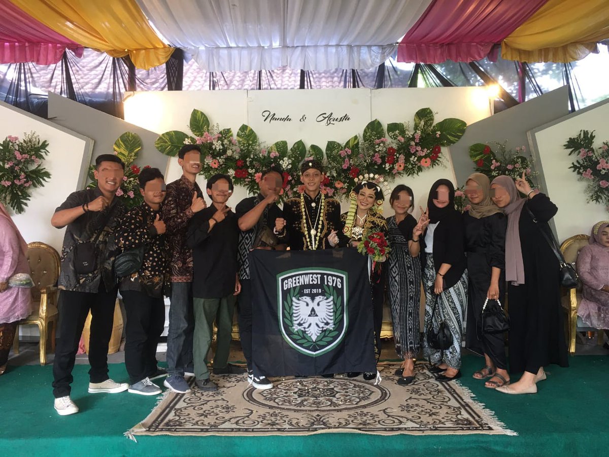 GREENWEST1976's tweet photo. Selamat menikah untuk mas Agusta & mba Nanda!
#AdminMagang https://t.co/8YKbV1sd5o