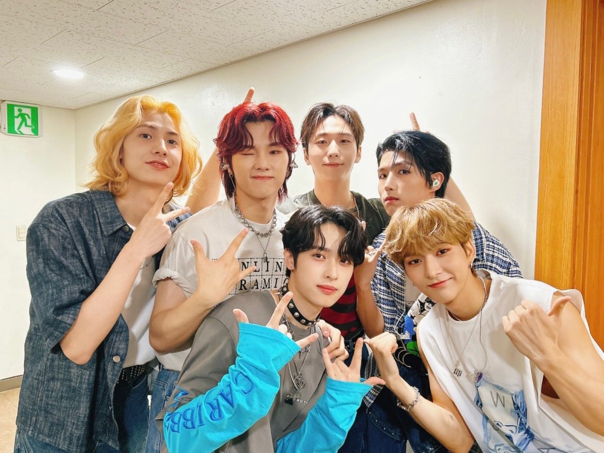 [ #Xtra_Scenes ]

🚌BAND CLUB XV: 2023 SUMMER CAMP 
DAY 2🚩

빌런즈와 함께해서 완벽했던 여름 합숙🏕️
이틀 동안 먼 길 찾아와 함께해 주신 빌런즈 너무 감사해요💚

#XdinaryHeroes #엑스디너리히어로즈
#WE_ARE_ALL_HEROES
#BANDCLUB_XV #2023SUMMERCAMP