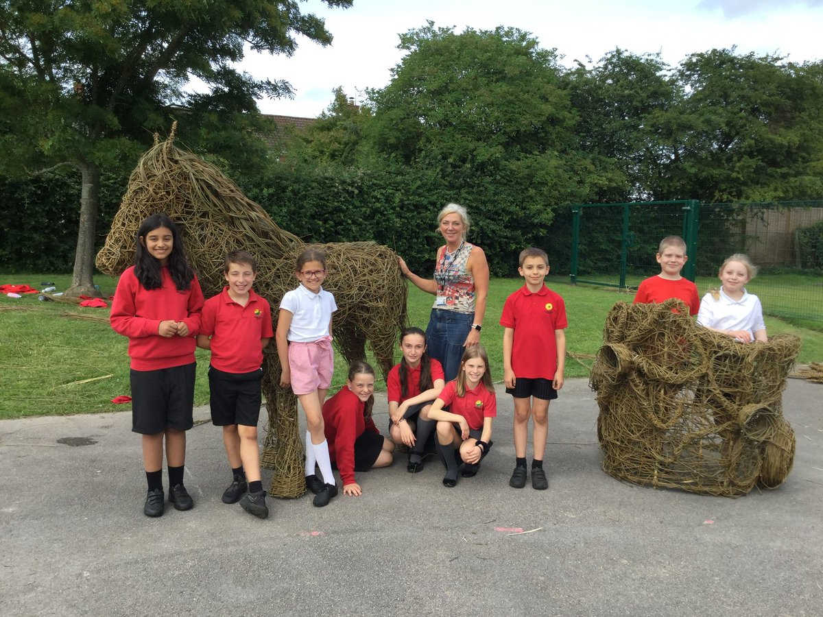 Horse and chariot created with the year 5 pupils #guildonsuttonprimaryschool for the #chestercontemporaryarttrail
#primaryart #artinschools #willowsculpture #willow #sustainableart #ecoart #artinnature