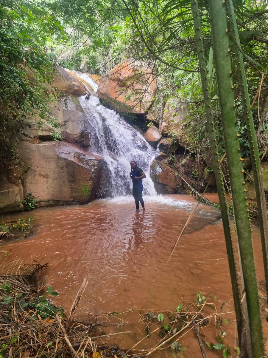 Un site touristique est en cours d'aménagement. Mais nous avons trouvé que la seule disposition naturelle des lieux vaut le détour.

 The Rossoneri Holiday Resort, quelque part dans le district de la Lukaya, dans le Kongo-Central

The DRCongo is beautiful 🤩🇨🇩
<a href="/MMaveso/">Rodrick M Maveso</a>