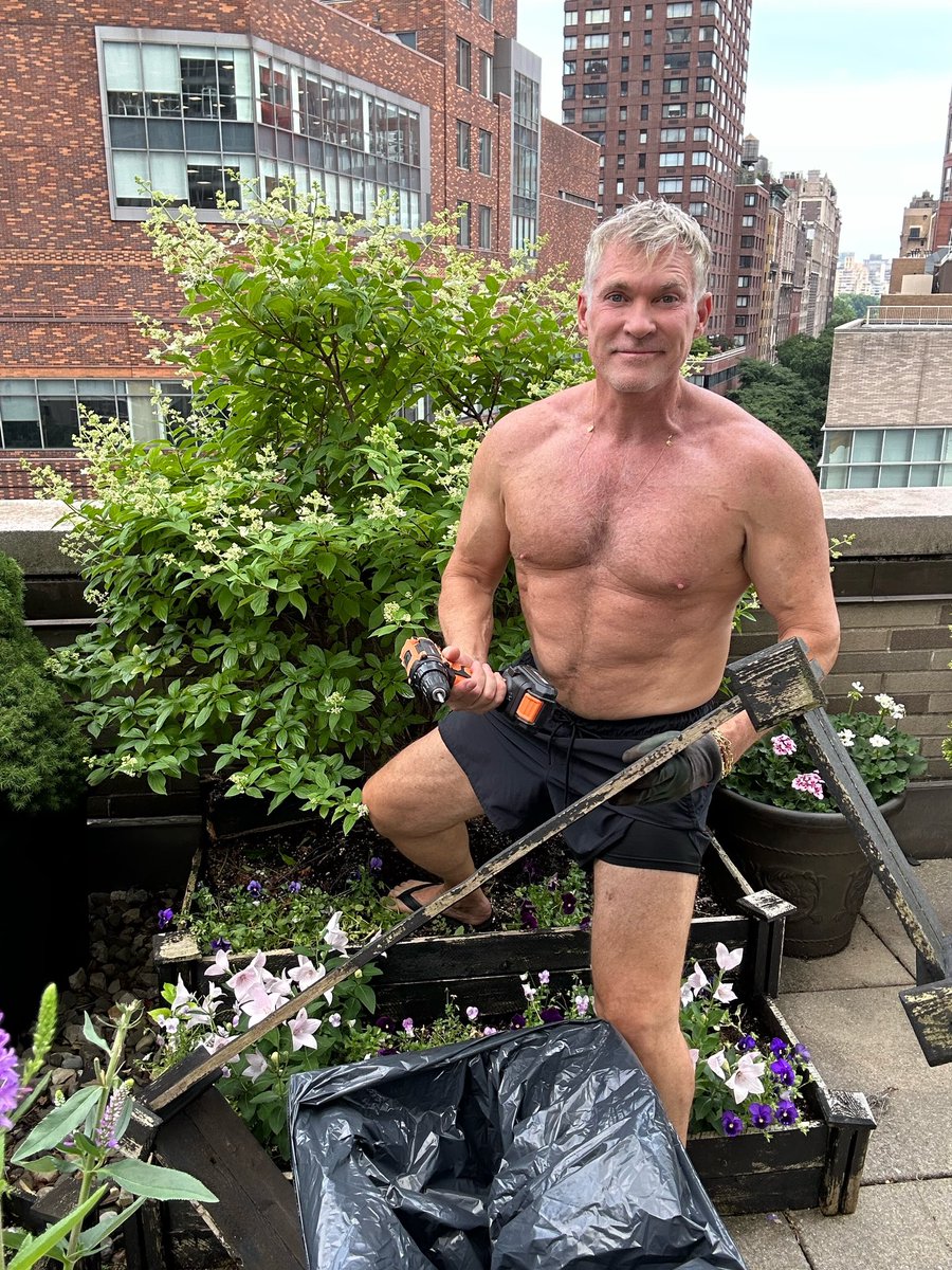 Sam Champion tweet media