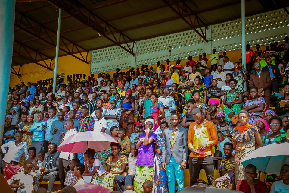 BurundiGov's tweet photo. #Burundi,SE le 1er Ministre, Lt-Gén Pol #Ndirakobuca_Gervais s'est joint ce samedi aux fidèles de l'Eglise Adventiste du 7ème jour lors de sa croisade organisée au niveau de la mission Nord-Ouest du #Burundi qui englobe @CibitokeProv et @BubanzaProvince à #Buganda.SE le 1er ../.. https://t.co/sZZIPC7WBq