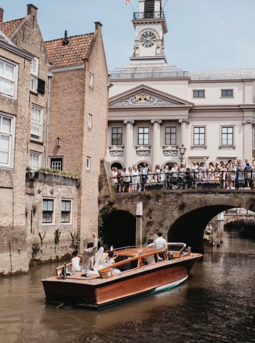 sibarone_'s tweet photo. Deze mooie foto maakte trouwfotograaf Lindsay Otten in de Voorstraathaven. Een van de meest bijzondere momenten tijdens een huwelijksvaart in Dordrecht is toch wel het moment bij het Stadhuis, waar alle vrienden en familie staan te wachten op de Lombardbrug 😍🙌🏼 https://t.co/yDpaiTVQZm