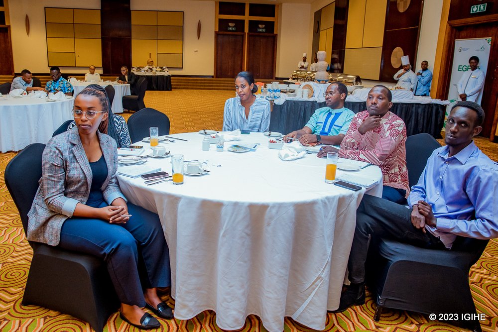 RuzindanaRUGASA's tweet photo. 📌Tumaze igihe tunoza gahunda yo guteza imbere ibyoherezwa mu mahanga.

📌Turashaka ko abikorera bohereza ibicuruzwa mu mahanga biyongera.

📌Turifuza ko EGF igera kuri benshi, ku muvuduko udasanzwe.

🎙️CEO @Ksayinzoga

#AmbukaCompetition #EGF
https://t.co/aBYj2IDSPM https://t.co/xy5FNeAB2R