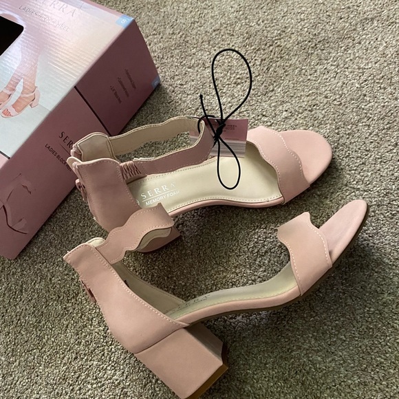 rosegoldrivet's tweet photo. So good I had to share! Check out all the items I'm loving on @Poshmarkapp #poshmark #fashion #style #shopmycloset #lululemonathletica #serra #express: https://t.co/25ubFGxPJd https://t.co/ymQ5iudbst