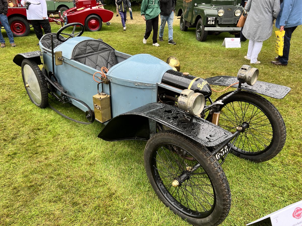 TomGreggors's tweet image. I love the total contrast of cars you get at #Goodwood #FOS