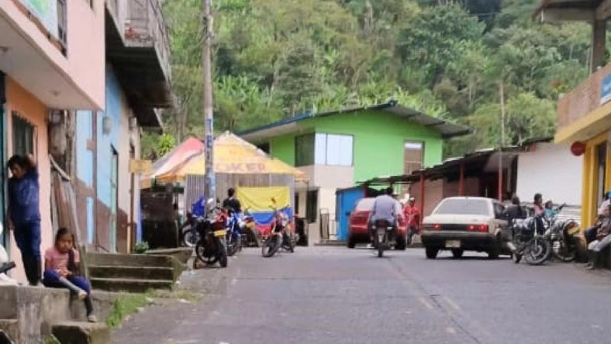 InfoGuaico's tweet photo. Indígenas Awá reducen bloqueos en la vía al mar
#Altaquer #Barbacoas #bloqueo #Nariño #víaPastoTumaco
https://t.co/GhDFO28UXA https://t.co/l2N4awvBk9