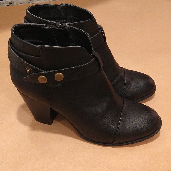 redruby40's tweet photo. So good I had to share! Check out all the items I'm loving on @Poshmarkapp #poshmark #fashion #style #shopmycloset #laurencekazar #americaneagleoutfitters #necoichi: https://t.co/Pl75g9Etbi https://t.co/H88yjvlOEI