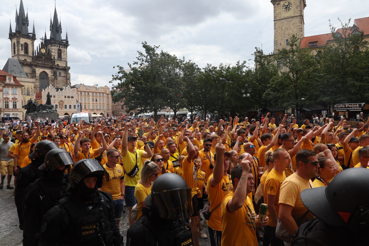 povejsilvojtech's tweet image. Na Slavii to dneska bude asi hukot. Do Prahy dorazily z Drážďan tisíce fandů ve žlutočerné. #dynamodresden #kblock
Opět fotil náš Petr Topič