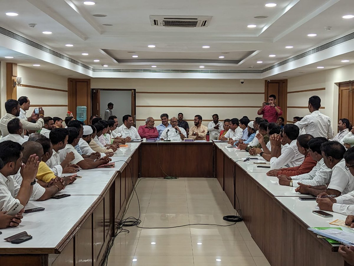 RRPSpeaks's tweet photo. राष्ट्रवादी काँग्रेस पक्षाच्या @NCPspeaks विचारांशी एकनिष्ठ असलेल्या पक्षाच्या अनेक आजी-माजी युवक पदाधिकाऱ्यांनी मा. @PawarSpeaks साहेबांना भेटण्याची इच्छा व्यक्त केल��� होती. त्यानुसार या पदाधिकाऱ्यांच्या विनंतीला मान देत मा. पवार साहेबांनी मुंबईत या पदाधिकाऱ्यांची बैठक घेऊन त्यांच्याशी चर्चा केली. हे सर्वजण राष्ट्रवादी काँग्रेसचे निष्ठावान पदाधिकारी असून त्यांना साहेबांनी म���र्गदर्शनही केलं. टप्प्याटप्प्याने अशा आणखीही बैठका होणार आहेत. यावेळी कार्याध्यक्ष @supriya_sule ताई याही उपस्थित होत्या.