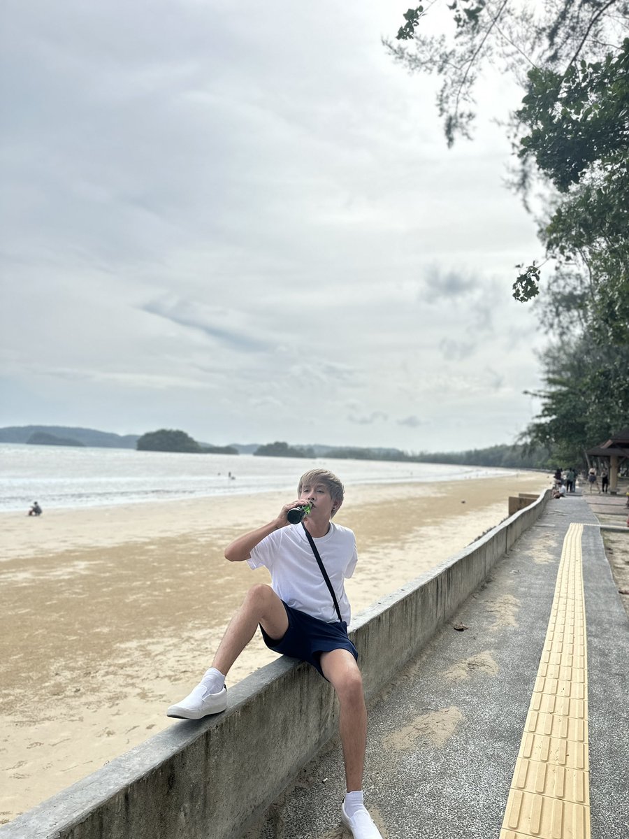 Vizaki's tweet photo. อ่าวนางคัฟ 
กินเบียร์กัน
#อ่าวนาง https://t.co/ARFlqVAOs0