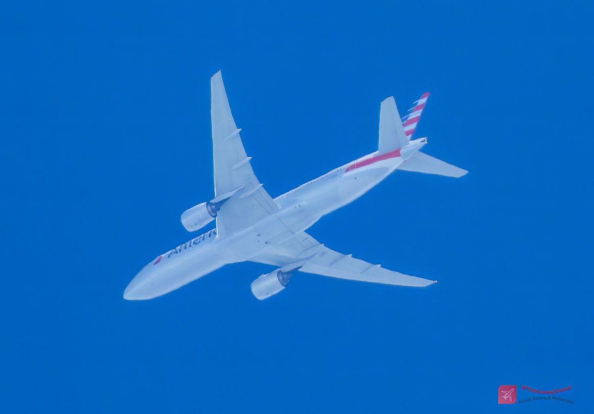 TheSnoopySnoop's tweet photo. Pair of Boeing 777's crossing paths this morning
#AA195 American Airlines B777-223(ER) N799AN heading to Phoenix from Heathrow @ 32,000ft
#KL622 KLM B777-306(ER) PH-BVC from Atlanta heading to Amsterdam @ 37,000ft
#avgeek #planespotting #nikonphotography #aviationphotography https://t.co/9coTtIcrr1