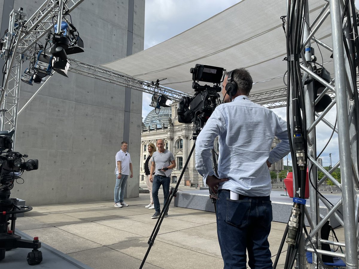 Letzte Wetter/Licht/Stell-Probe für das ARD-Sommerinterview mit @Janine_Wissler Parteichefin der @dieLinke