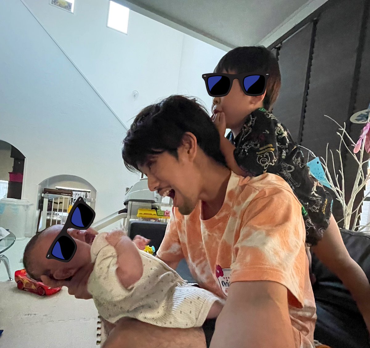 makitawata's tweet photo. ちまきとこまきと留守番中
こまきが号泣し始め
ちまきはパパの上で踊り出す
可愛いけど重い!!
やめてくれ!!
#FTMパパ
#transgender
#transdad
#transdaddy
#LGBTQ https://t.co/Mh5oquPbs3