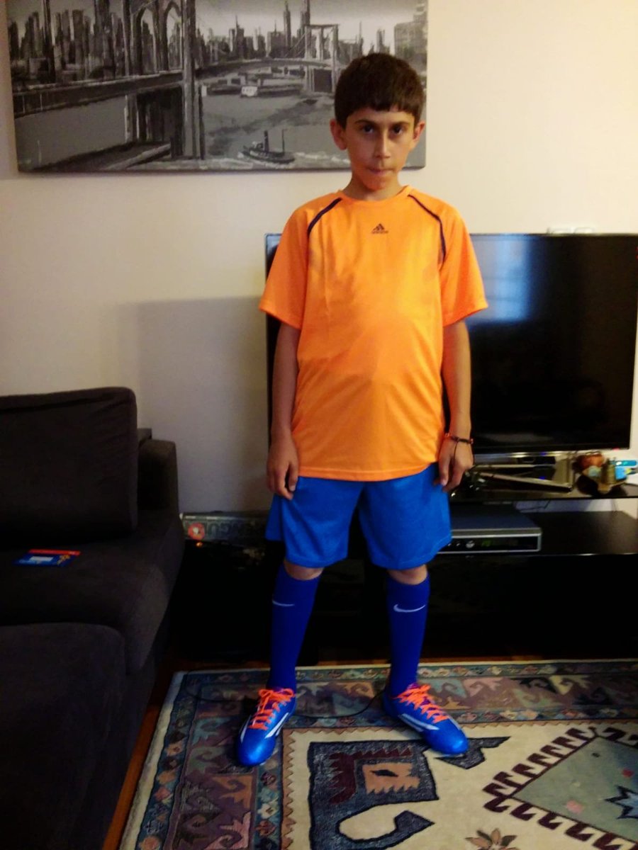 Yiitsafak6's tweet photo. Tamamlanmamış hikâyeler, hayal kırıkları ve sakatlıklarla dolu bir süreç... 17 yaşında futbolu bırakan Yiğit😞
-U13 Galatasaray seçmeleri öncesi https://t.co/oHibjv4aLt