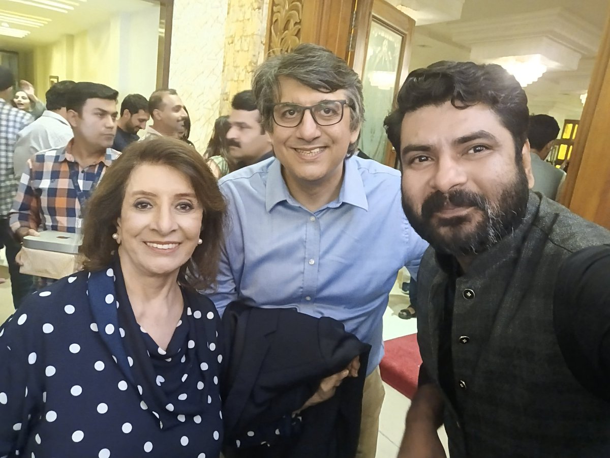 shafeeqbhatti's tweet photo. #humnewspakistan #annualdinner #selfiewithceo
@humnewspakistan https://t.co/bdqCG1fkWB