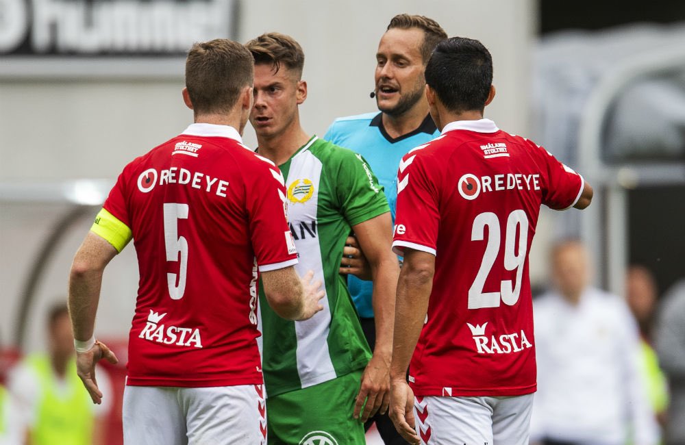 Dammarn121's tweet photo. Idag dömer Victor *****  Wolf matchen.

Never forget Kalmar borta 2019.

Aset är fortsatt ohotad etta på shitlisten i modern tid.

Hoppas på visselorkan när fanskapet presenteras. Han har kommit undan för enkelt. https://t.co/Ra5vMPTmvj