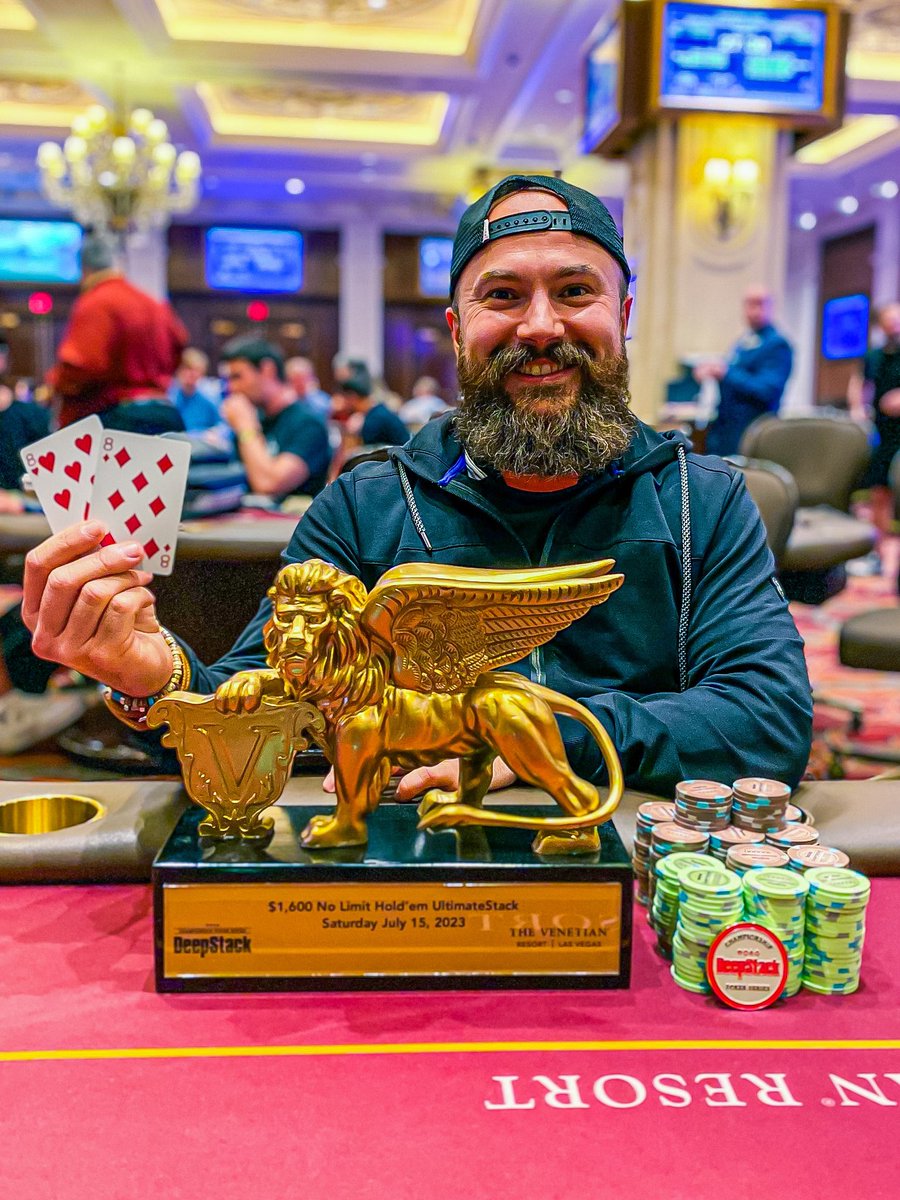 😱 Il l’a fait !! <a href="/lebordelaii/">Lebordelaii</a> remporte le $1600 NLH UltimateStack du Venetian devant 1,379 joueurs pour $258,621 !! C’est son plus gros gains ever en live à ce jour, avec en prime le joli trophée qu’il voulait tant ! Bravo coach Bobo ! 🦁🏆