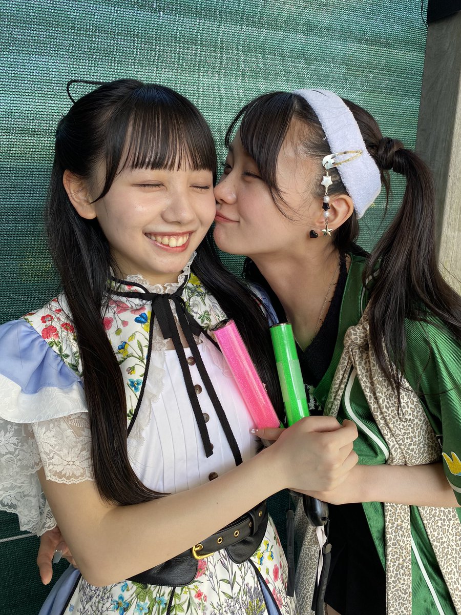 bachi119's tweet photo. サイリウム振りまくって、レスもらって大喜びして、ライブ終わりにステージ裏にダッシュして、妹を見つけてギュッと抱きしめる！立仙姉妹の愛の熱さに山中湖の温度が上がりました！ #立仙愛理 #立仙百佳 #pimms #stu48 #SPARK2023 https://t.co/TH7HXybAOg
