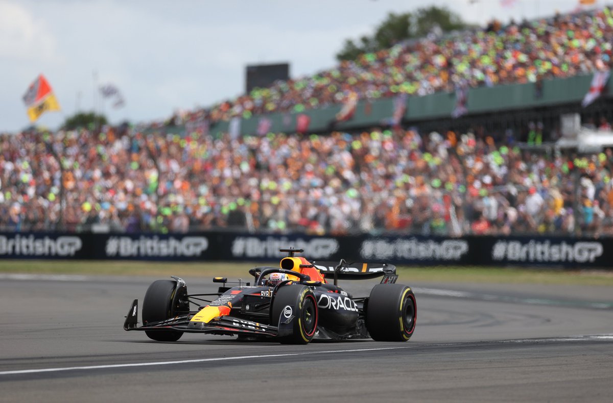 FormulaDirecta's tweet photo. 🚨 ÚLTIMA HORA: Red Bull introducirá una gran mejora en Hungría, que se espera que haga que el coche sea dos décimas más rápido. 

👉 Habrá cambios claramente visibles en el diseño de los pontones.

👉 Según un empleado de Red Bull, el coche no solo será más rápido, sino que también se verá impresionante. El equipo no detendrá el desarrollo después de las vacaciones de verano, pero seguirá trayendo actualizaciones para el RB19.

[@amsonline]

#F1