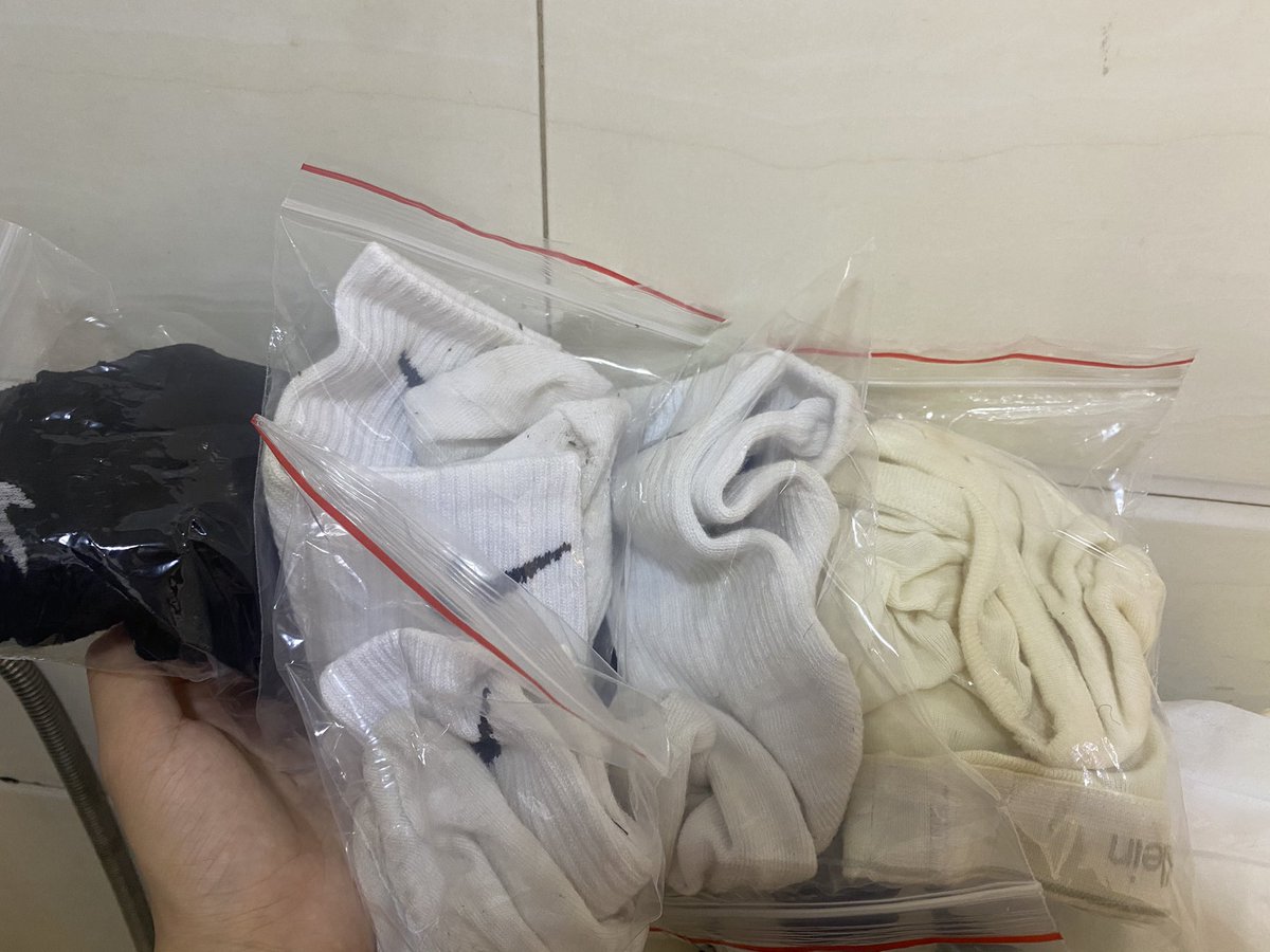 🏀⛹️打球后的袜子出汗发酵后的味道能熏的满屋都是味道！不得已躲到卫生间打包寄给母狗！母狗回家过暑假只能闻爹的味道扣自己的狗逼了。