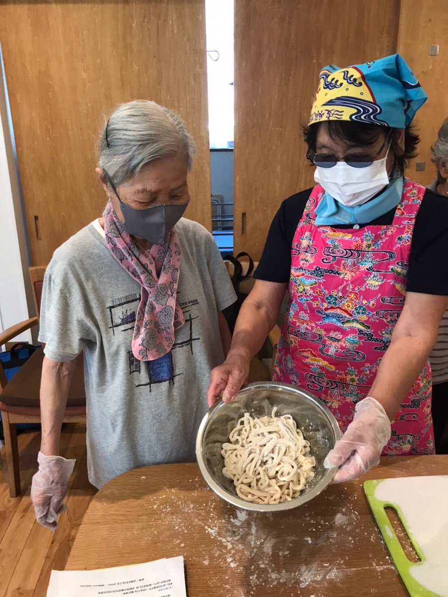 けめカフェ　手打ちうどん作り開催しました！
お子さまも大人もこねこね、ふみふみ。「うどんってこんな簡単に作れるんだ〜」「美味しい」とペロリと召し上がってました😊
いや〜楽しかった‼︎