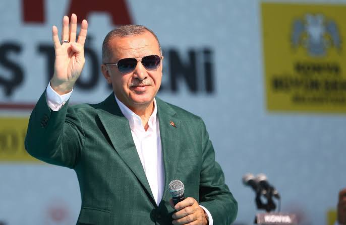 ♻️ Dünyanın en büyük iklim aktivisti:

✅ Akaryakıt ve arabalara astronomik vergi zamları yaparak insanları toplu taşımaya, bisiklete ve yürümeye yönlendiriyor.

✅ Pahalılık yüzünden hayvansal ürünlerin tüketimini engelliyor.

✅ Ekonomi sayesinde insanların tatile gitmesini