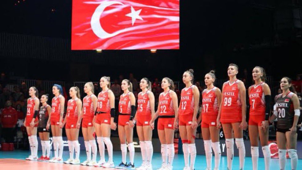 turkerkilic's tweet photo. Kadın voleybol takımımız sadece voleybolda başarılı değil…

İçine sıkıştığımız uyuşuk, sıvaşık, yapış yapış ortadoğululuk kültürünün dışında; hafif, akıveren ve berrak yaşama modellerinin de olduğunu göstermekte de başarılı.

Varolsunlar. Hep ışıldasınlar. https://t.co/zf8CyO6H1p