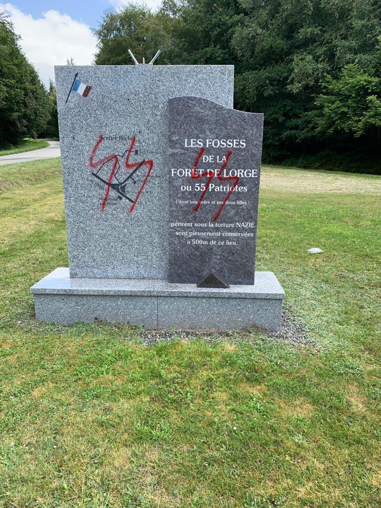 Profanation du cimetière de la Butte Rouge dans les côtes d’Armor en Bretagne. Le champ des martyrs de la Butte Rouge honore la mémoire des 55 martyrs, résistants ou otages, exécutés par les nazis durant la Seconde Guerre mondiale en juillet 1944 dans la forêt de Raussan.