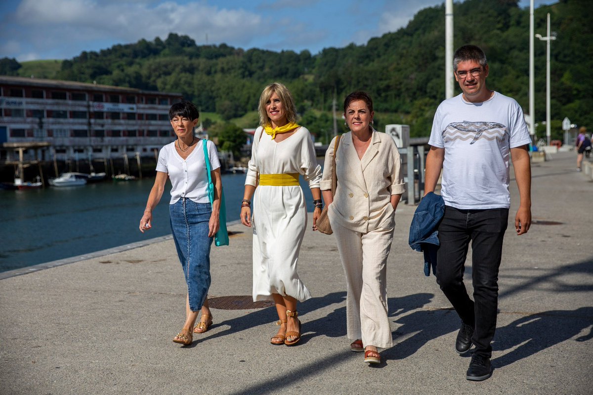 Orioko estropadez eta Bixigu Egunaz gozatzeko plazerra izan dugu gaur @AnuskaEsnal alkatearen eskutik, Orioko emakumeen traineruaren garaipena bertatik bertara ikusteaz gain.

Astebete barru ere irabaziko dugu hautentsontziak EH Bilduren botoekin beteta.

Berriro #EgingoDugu! ✊