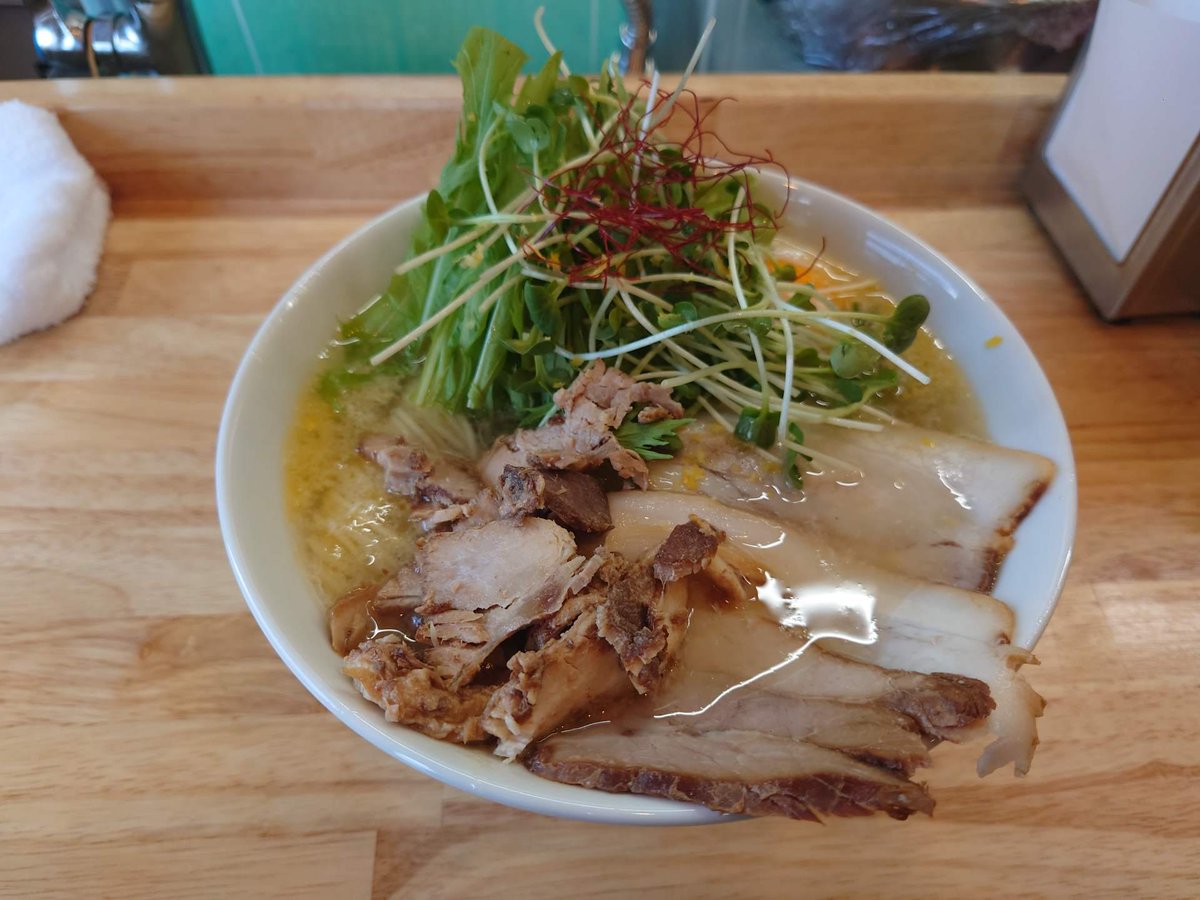 aporitan's tweet photo. ＃岡山らーめん
＃中華そば近藤
＃塩味ラーメン
先週の醤油味が美味すぎたので再訪。鶏の旨味がすごい!水菜、貝割れ、レモンの爽快さ。大満足。 https://t.co/Qk4HP3Nyij