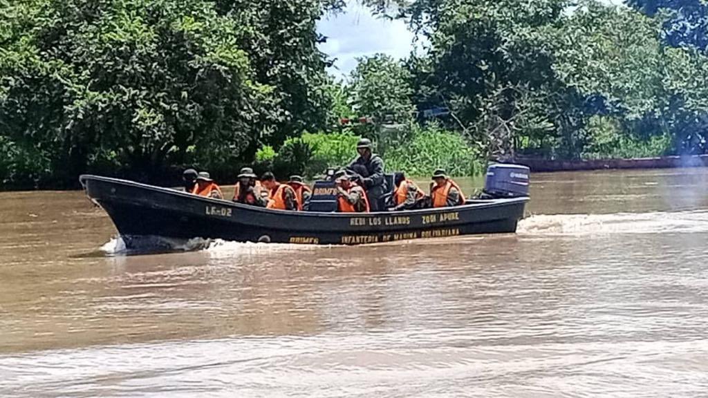 hljohan's tweet photo. #FANB desplegada en Mangas Coberas, patrullando y recorriendo los sabanales y esteros de Apure y Guárico en la búsqueda, detección y corte de la actividad enemiga de la Patria. Serán intervenidos legalmente los grupos delincuenciales azote de los pueblos, extorsionadores, cobradores de vacuna y todos aquellos violadores de nuestras leyes. El pueblo se respeta ! 
Por una Patria libre y soberana !