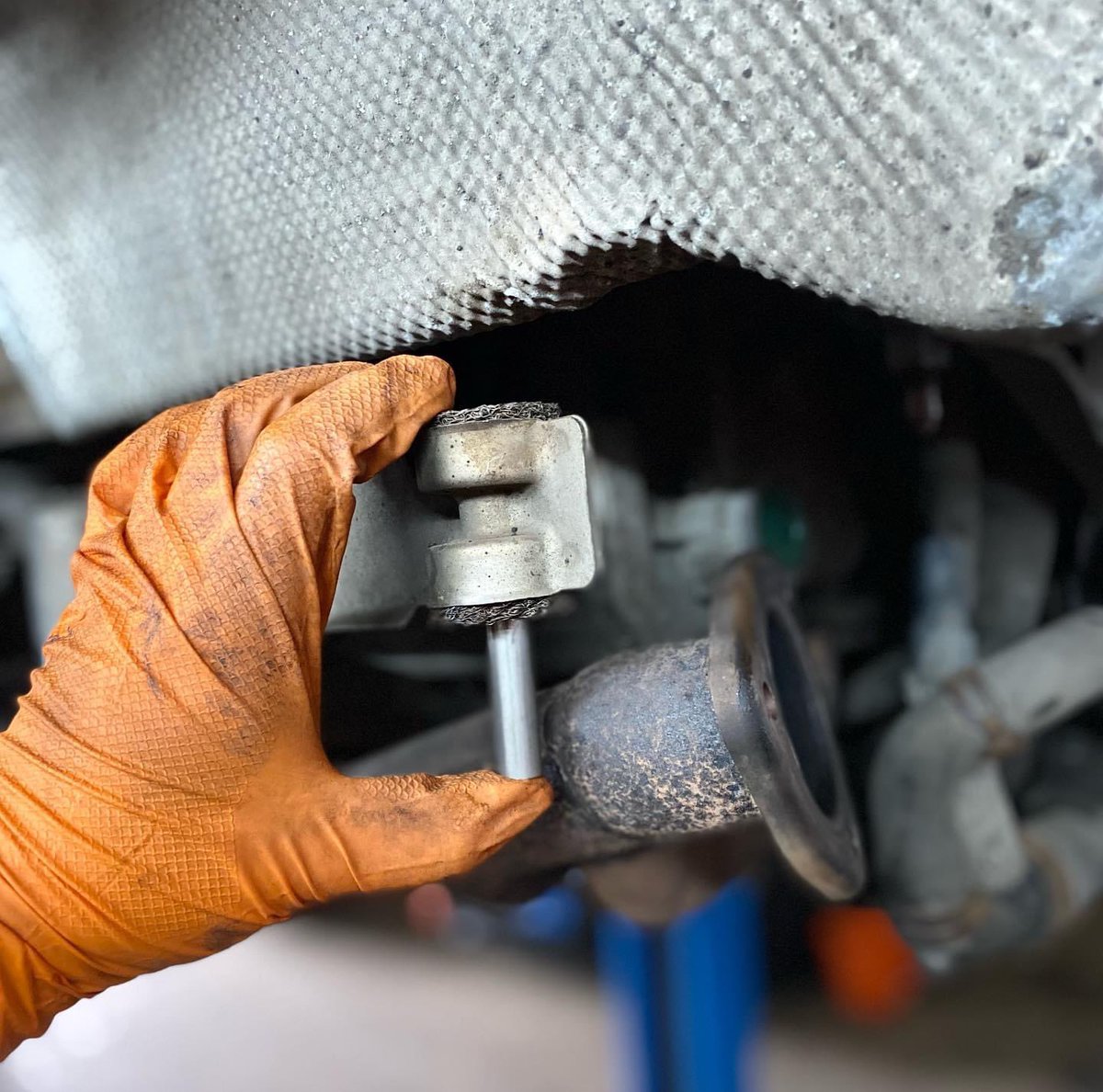 TeamHamster82's tweet photo. This 997s exhaust silencers fixings were so corroded into the mount. We had no choice but to cut the ends off and extract the inserts. Instead of replacing the £700+ mounts, we fabricated new inserts. This time the inserts and bolts will be stainless steel, so no more corrosion. https://t.co/QW4l4cf3xo