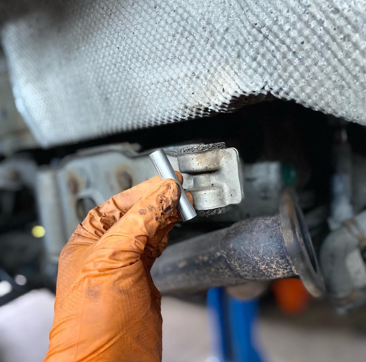 TeamHamster82's tweet photo. This 997s exhaust silencers fixings were so corroded into the mount. We had no choice but to cut the ends off and extract the inserts. Instead of replacing the £700+ mounts, we fabricated new inserts. This time the inserts and bolts will be stainless steel, so no more corrosion. https://t.co/QW4l4cf3xo