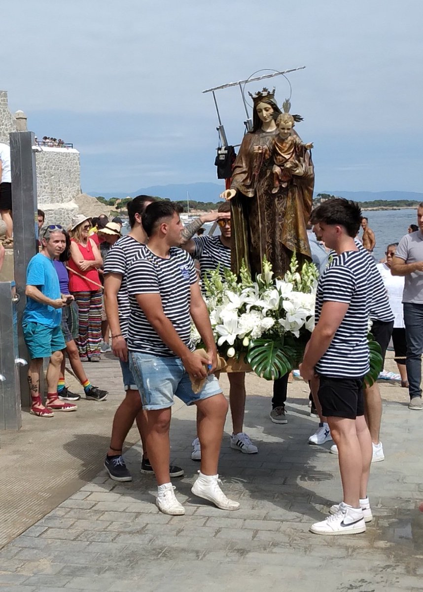 carmeta_87's tweet photo. Arribada de la Verge del Carme, patrona marinera i nostra! #mama #iaia #cosines #amigues🥰M'ha agradat molt @carmevilarovira https://t.co/lXq5uUkSNW