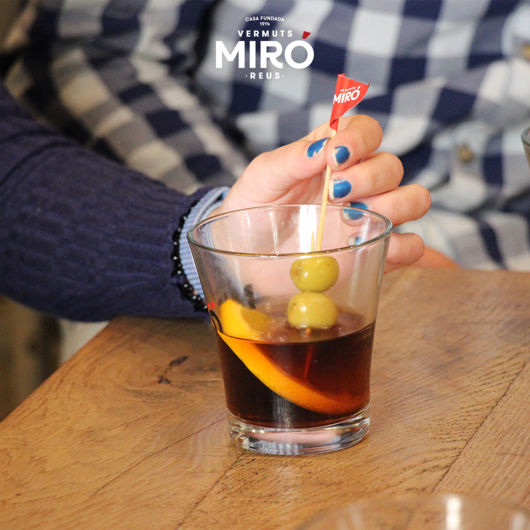 VermutMiroReus's tweet photo. 🍸 Jugar con las aceitunas del vermut es síntoma de no poder esperar a hacer otro sorbo a tu Miró 🤤
#momentomiró #vermuteando #lahoramiró #lahoradelvermut #vermut #vermouth #VermutMiró #VermutsMiró #vermutlovers #vermuteo #vermuteria #vermuth #vermuttime #vermutdereus https://t.co/gmDQfdgBws