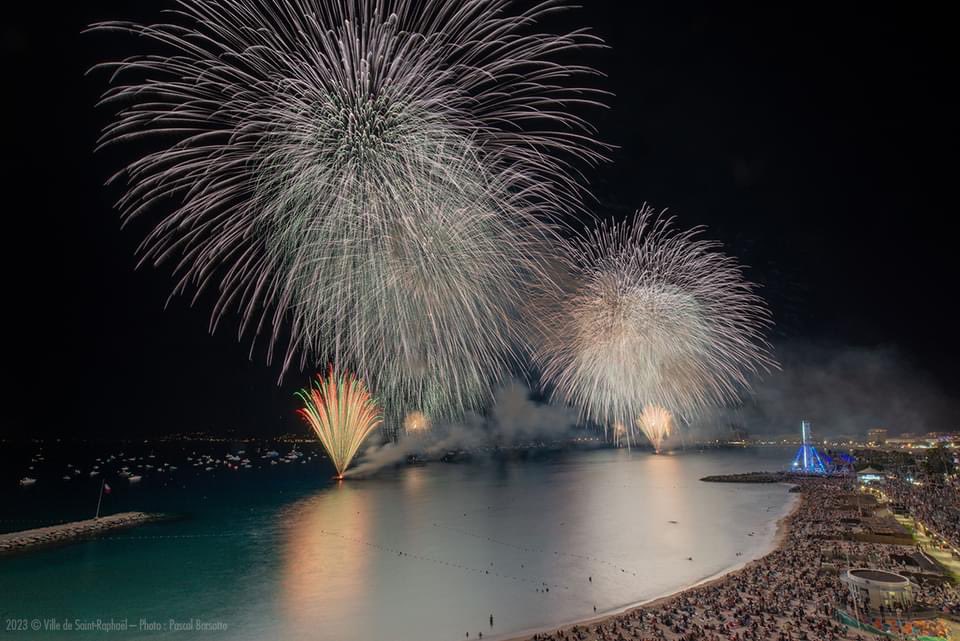 LocationAgathos's tweet photo. 📸 Ville de Saint-Raphaël – Photo : Pascal Borsotto

14 juillet : retour en images sur le feu d’artifice tiré en mer depuis 5 barges, ce feu d’artifice exceptionnel, réalisé en commun avec la ville de Fréjus, a embrasé le ciel de Saint-Raphaël pendant plus de 20 minutes, https://t.co/X4Pvcy1C8w