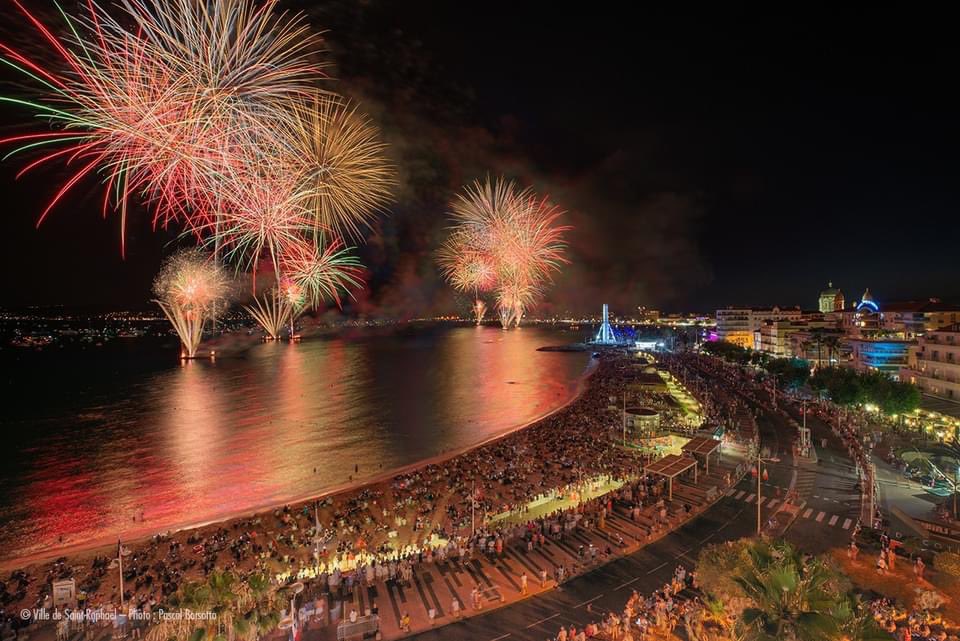LocationAgathos's tweet photo. 📸 Ville de Saint-Raphaël – Photo : Pascal Borsotto

14 juillet : retour en images sur le feu d’artifice tiré en mer depuis 5 barges, ce feu d’artifice exceptionnel, réalisé en commun avec la ville de Fréjus, a embrasé le ciel de Saint-Raphaël pendant plus de 20 minutes, https://t.co/X4Pvcy1C8w