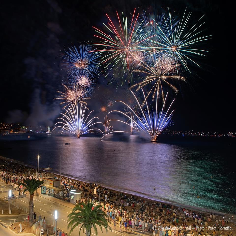 LocationAgathos's tweet photo. 📸 Ville de Saint-Raphaël – Photo : Pascal Borsotto

14 juillet : retour en images sur le feu d’artifice tiré en mer depuis 5 barges, ce feu d’artifice exceptionnel, réalisé en commun avec la ville de Fréjus, a embrasé le ciel de Saint-Raphaël pendant plus de 20 minutes, https://t.co/X4Pvcy1C8w