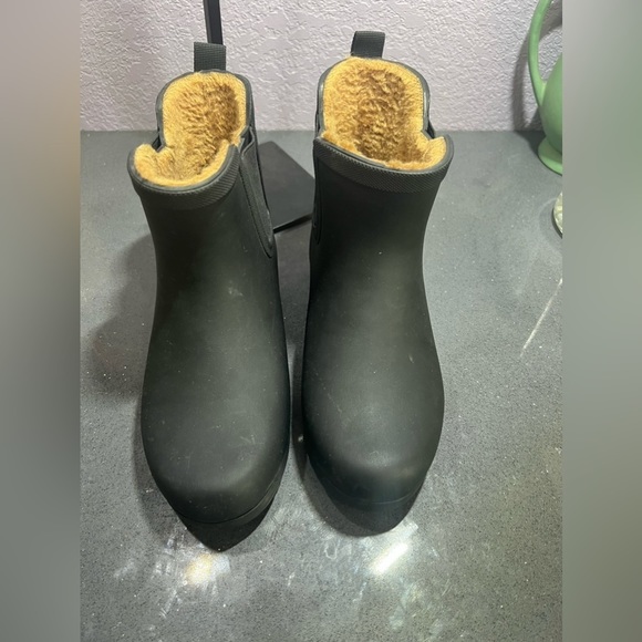 thinblue_apple's tweet photo. So good I had to share! Check out all the items I'm loving on @Poshmarkapp from @reneeann_02169 #poshmark #fashion #style #shopmycloset #dior #timberland #chooka: https://t.co/n9p04X9LJw https://t.co/R7g4FMwQw0